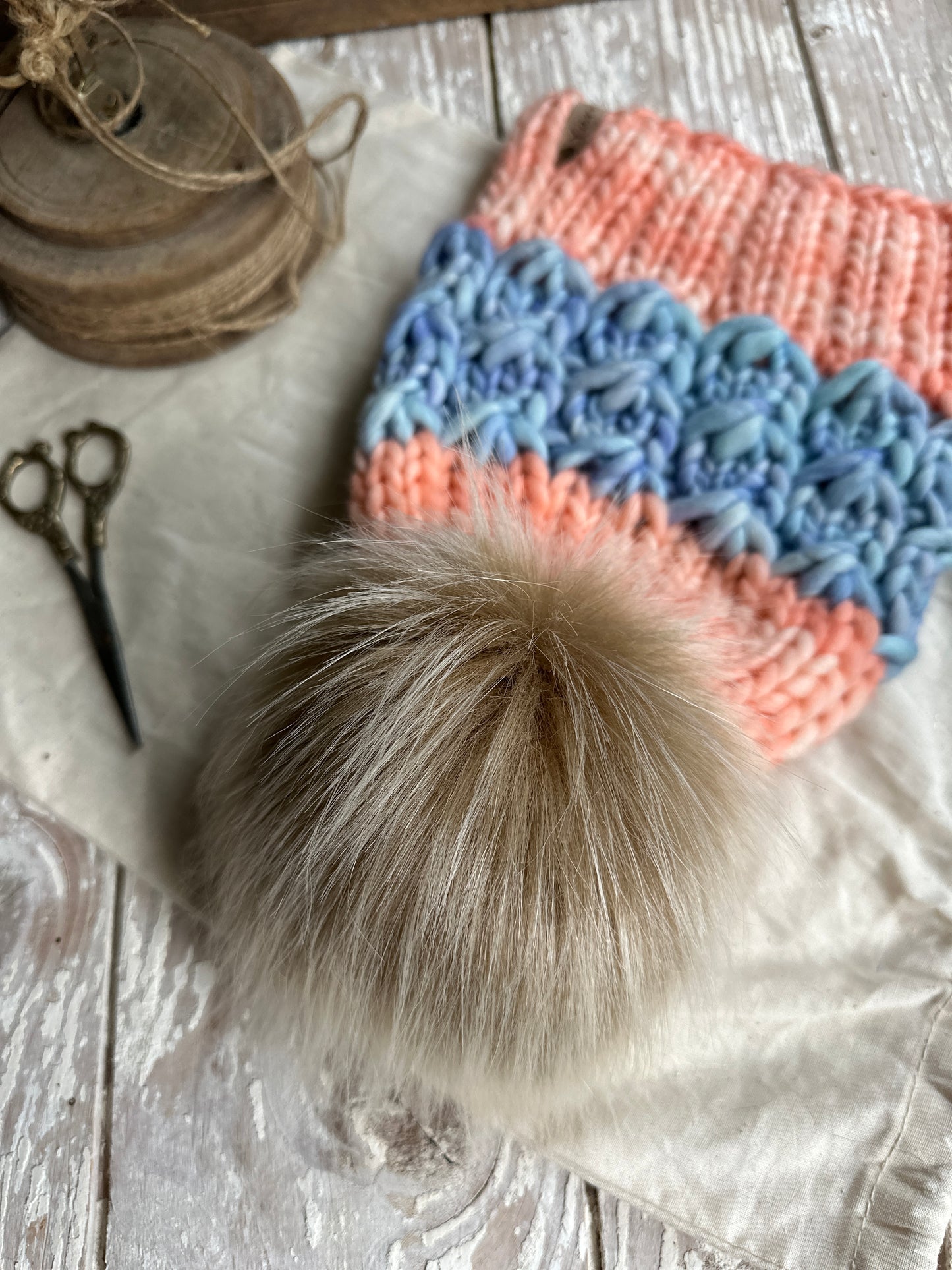 Merino wool knit hat with faux fur Pom