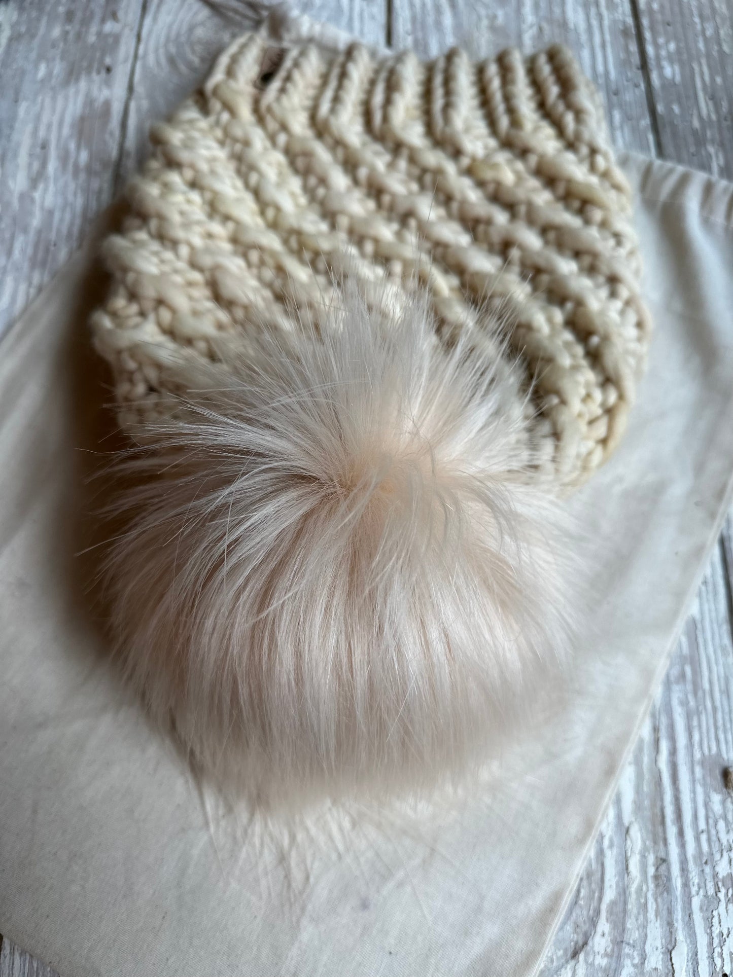 Merino wool knit hat with faux fur Pom